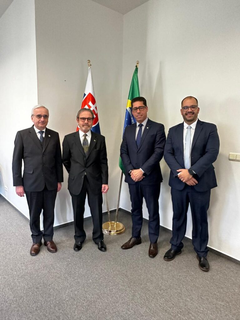 Marcelo Santos, o Embaixador brasileiro, Ricardo Gradilone Neto, o Embaixador eslovaco, Roman Hošták, e o Secretário de Comunicação da Assembleia, Guto Netto.