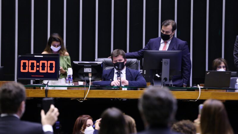 Fundeb é aprovado e deputado capixaba é chamado para encerrar sessão