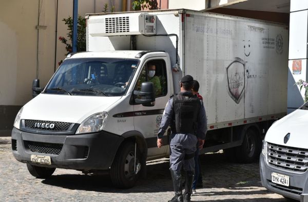 Caminhões que transportam vacinas são escoltados pela Polícia Militar