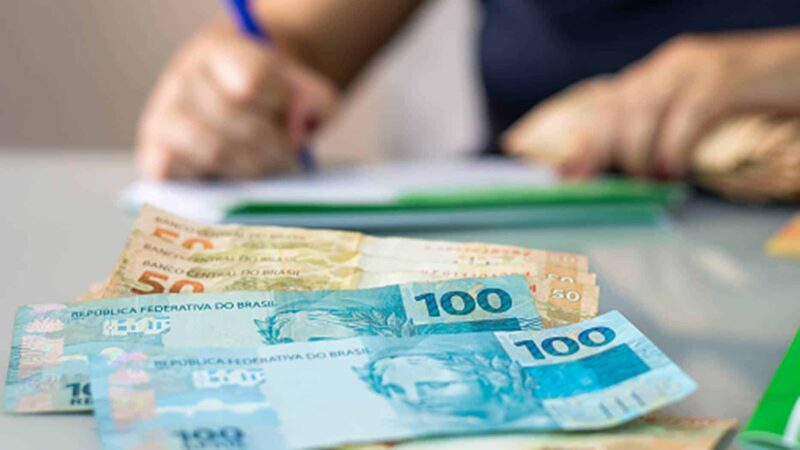 Salário mínimo definido pelo governo não repõe inflação de 2020