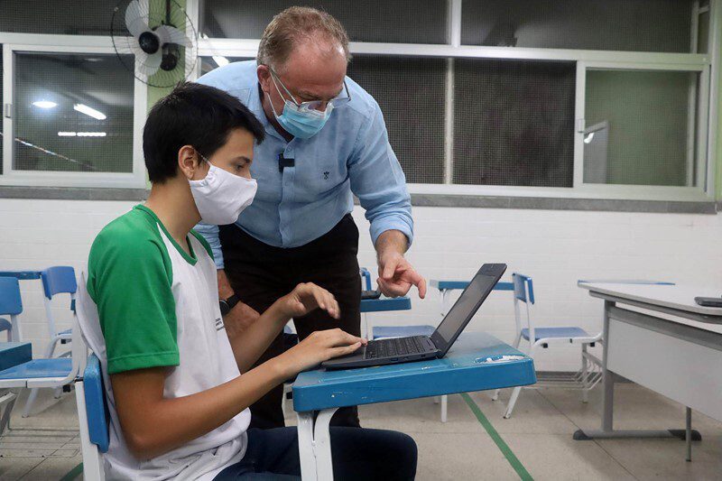 Alunos da rede Estadual começam a receber chromebooks distribuídos pelo governador do ES