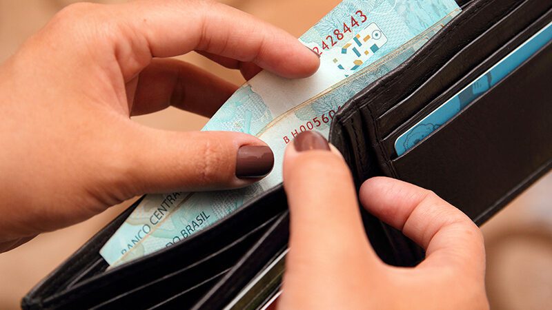 Casagrande sanciona Lei que obriga aviso sobre mudança na forma de pagamento