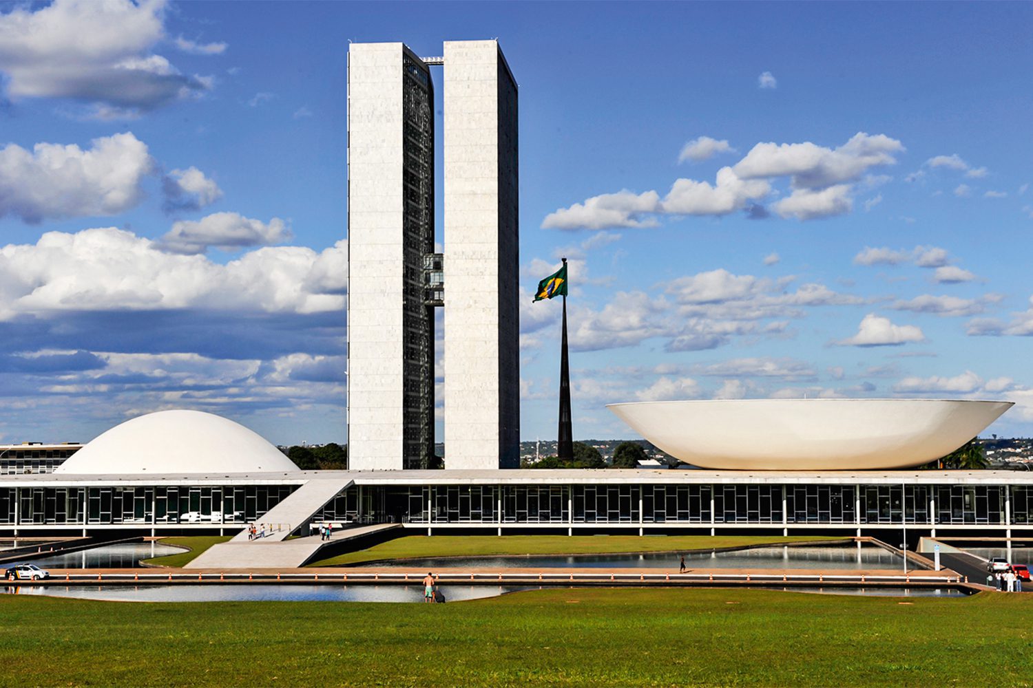 Deputados ainda recebem aposentadorias décadas após deixarem mandatos