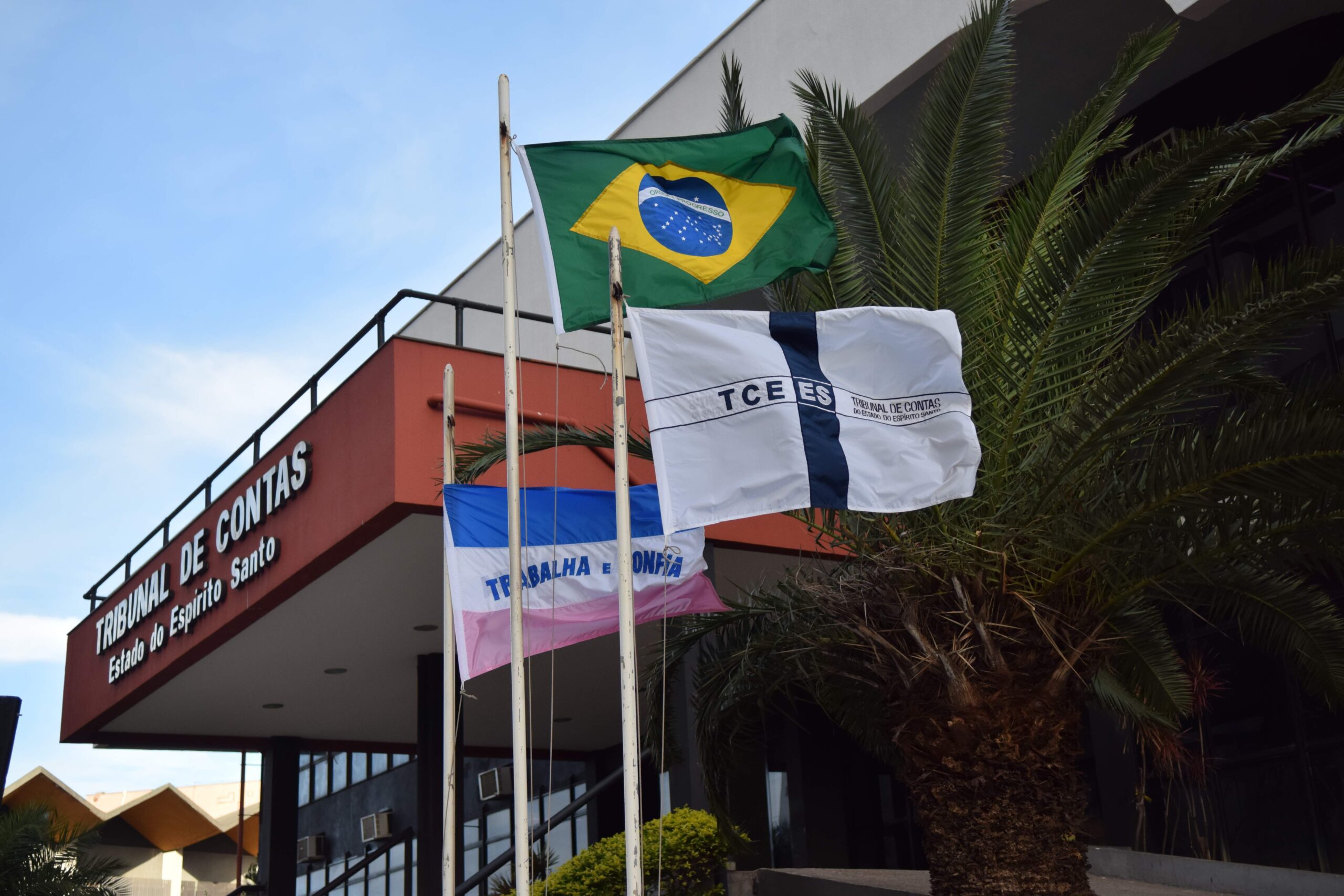 Tribunal de contas do ES alerta sobre proibição da concessão de abono para servidores municipais em 2021
