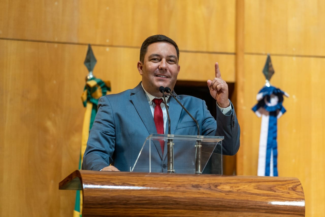Assembleia aprova em primeiro turno proposta de Bruno que garante duas cadeiras para pedagogos