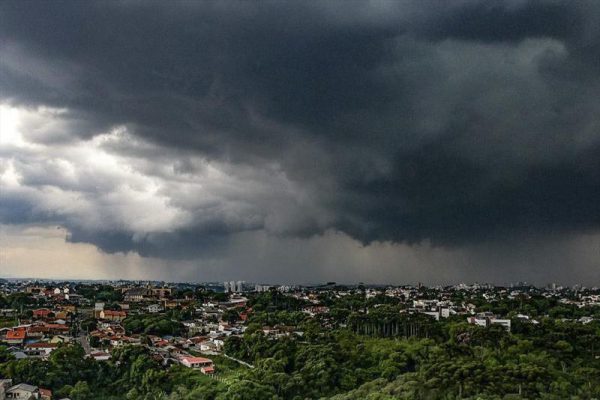 Previsão é de chuva forte e temporais nesta semana no ES
