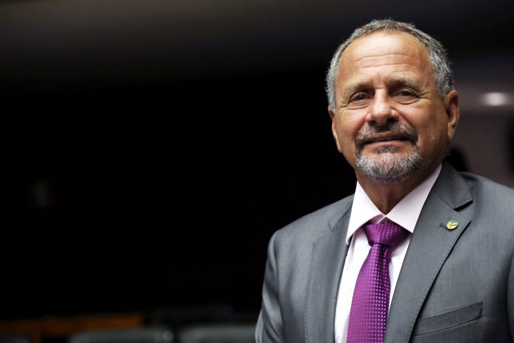 Partidos menores querem definir filiação de Manato para formar chapas