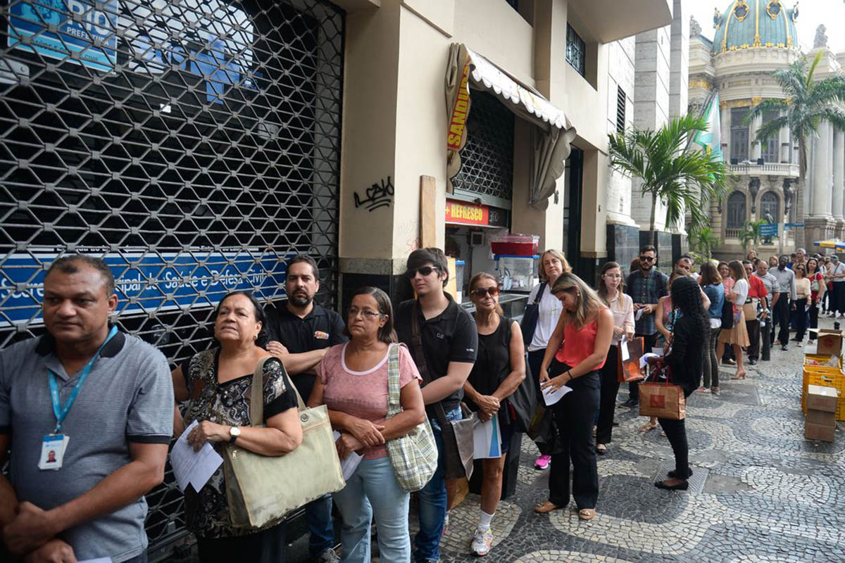 Matéria protege cliente de exposição ao tempo em agências bancarias
