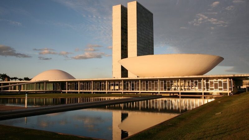 Temendo gasolina a R$ 8, ala política do governo conduz negociação de PEC