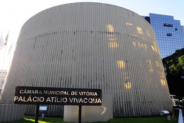 Abono de R$ 1 mil para servidores de Vitória é aprovado e será pago nesta semana