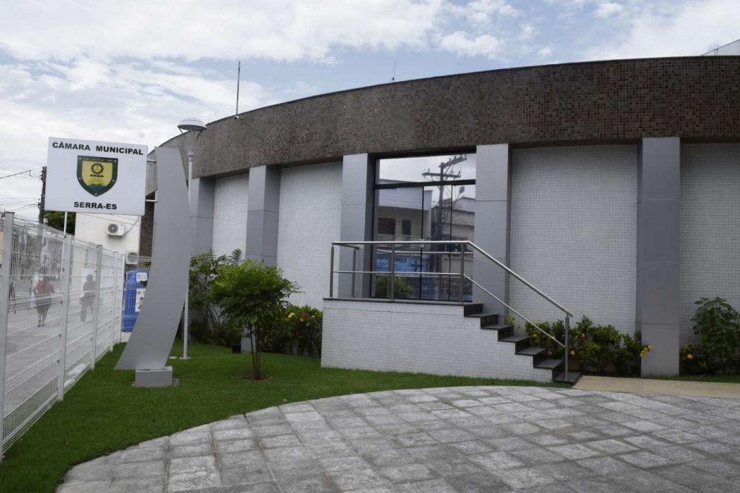 Vereador convoca para votar proibição de passaporte sanitário, mas projeto não consta na Pauta