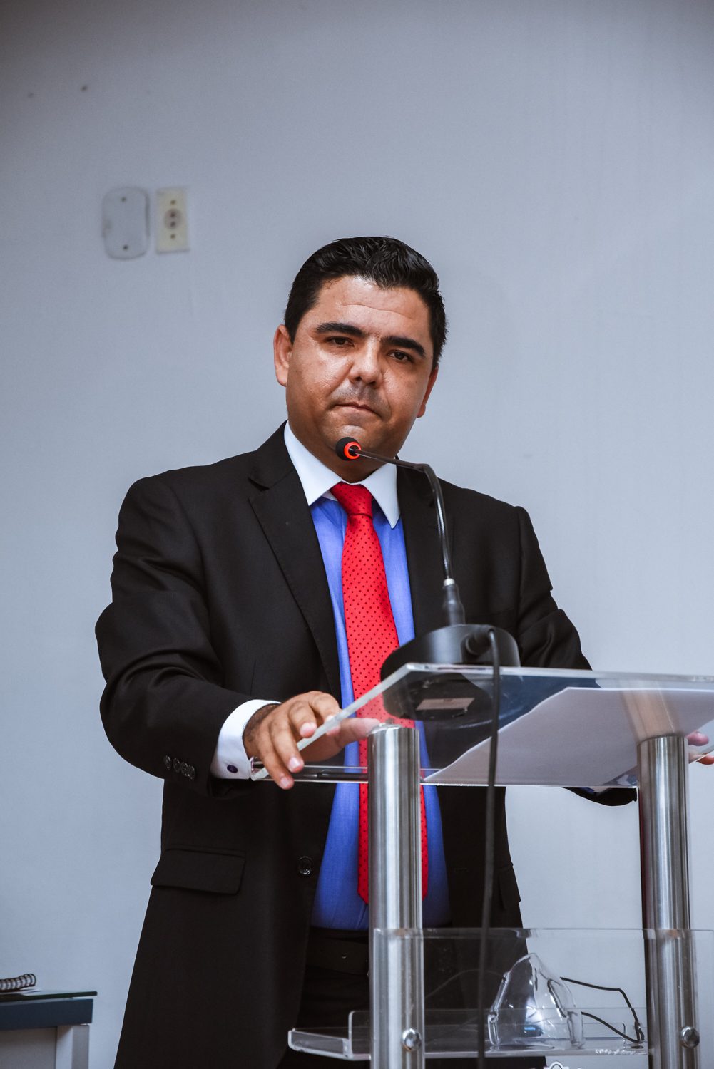 Devanir Ferreira questiona politicagem em salário de professores