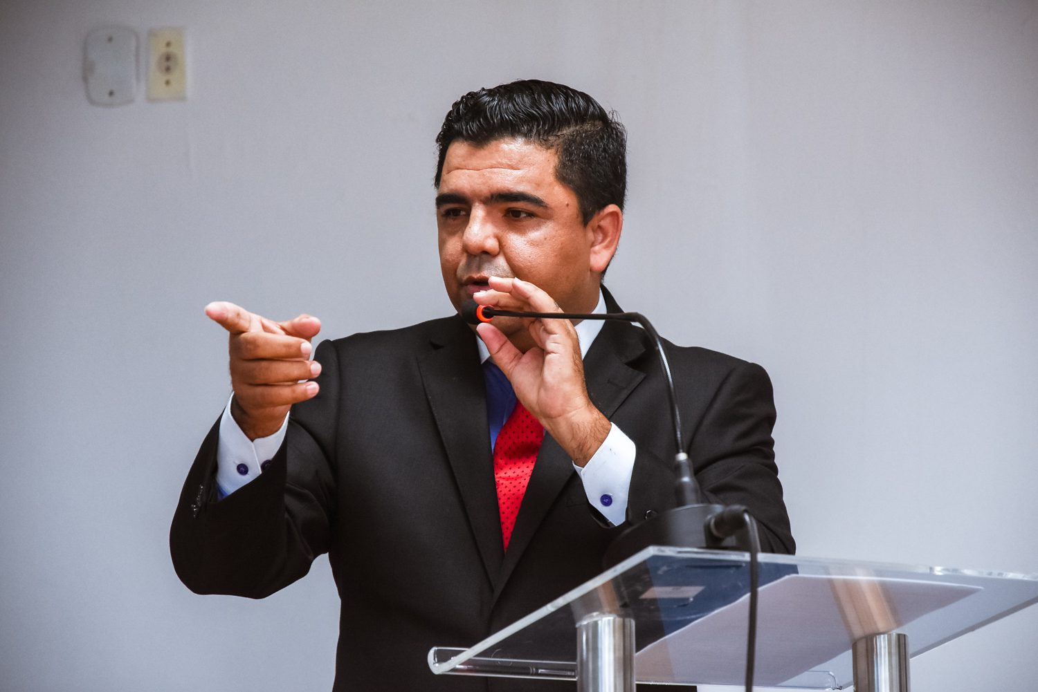 Devanir Ferreira impressiona ao fazer discurso sobre violência contra as mulheres na Câmara de Vila Velha