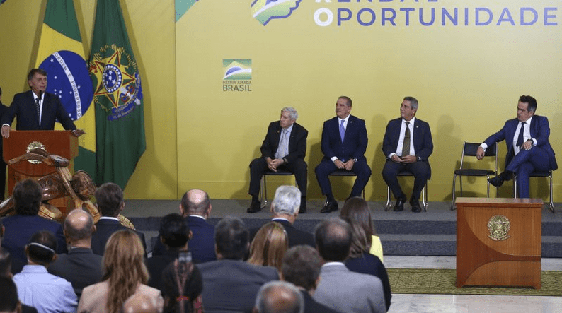 Governo publica medida que permite trabalho híbrido e contrato por produção