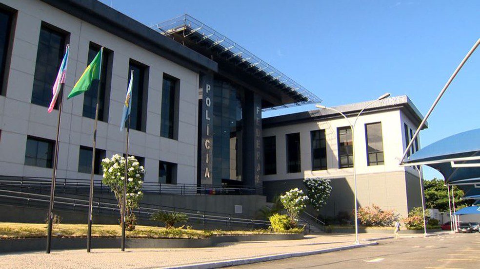 Documentos de possíveis crimes são entregues à Polícia Federal por Pazolini