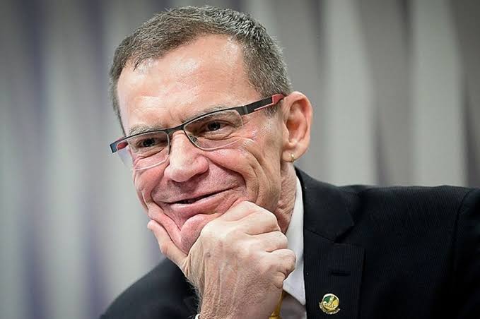Senador Fabiano Contarato vota contra redução no valor dos combustíveis