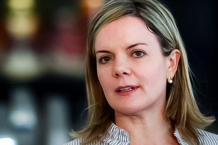 Gleisi minimiza reforma trabalhista e diz que ‘revogar’ é o mesmo que ‘revisar’