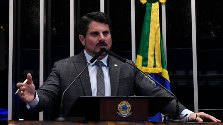 Após relatório emenda torna obrigatória e prevê reajuste para policiais federais
