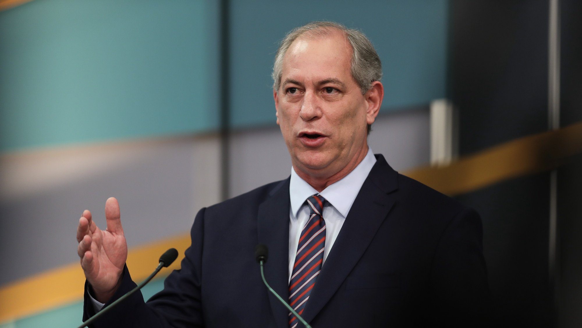 ‘Bolsonaro é louco e genocida’ e Lula é ‘expressão do populismo corrupto’, diz Ciro