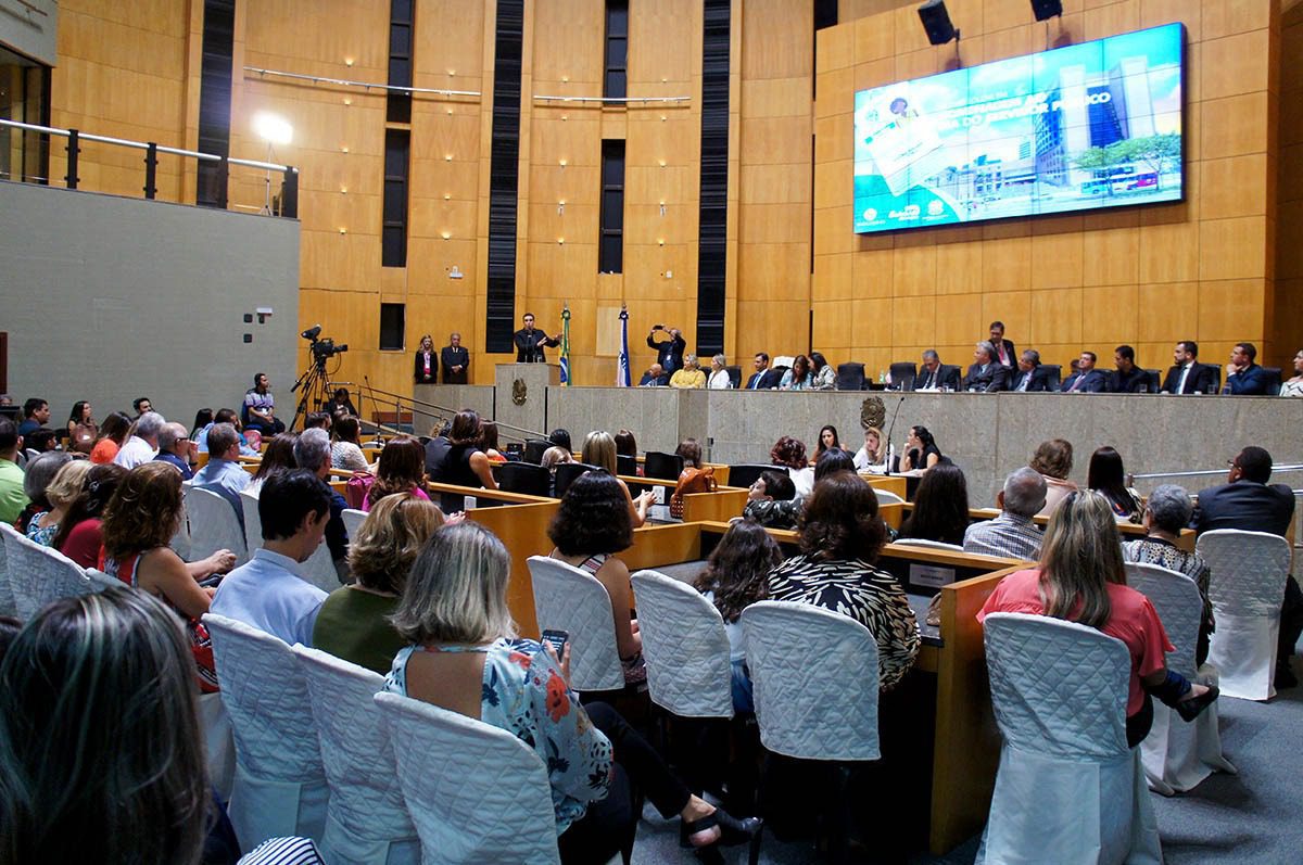 Dez urgências integram pauta desta segunda