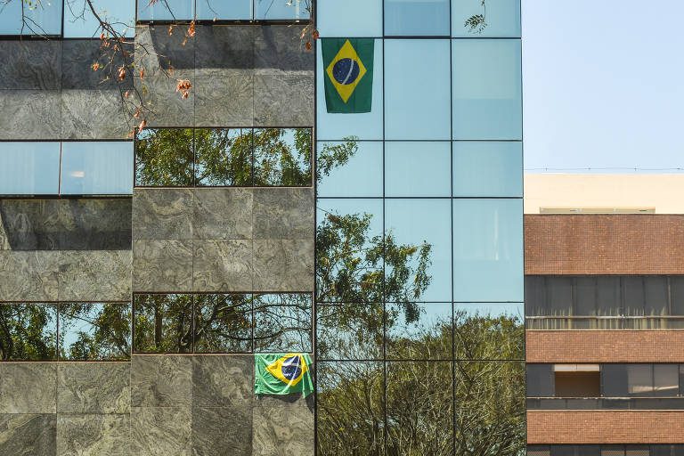 Eleições 2022: pode pendurar bandeira de candidatos em janela de condomínio?