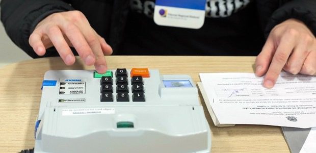 Após erros e filas, TSE reforça treinamento de mesários para segundo turno