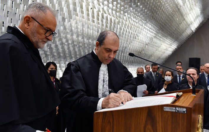 Em cerimônia com Bolsonaro Azulay Neto e Sérgio Domingues tomam posse no STJ