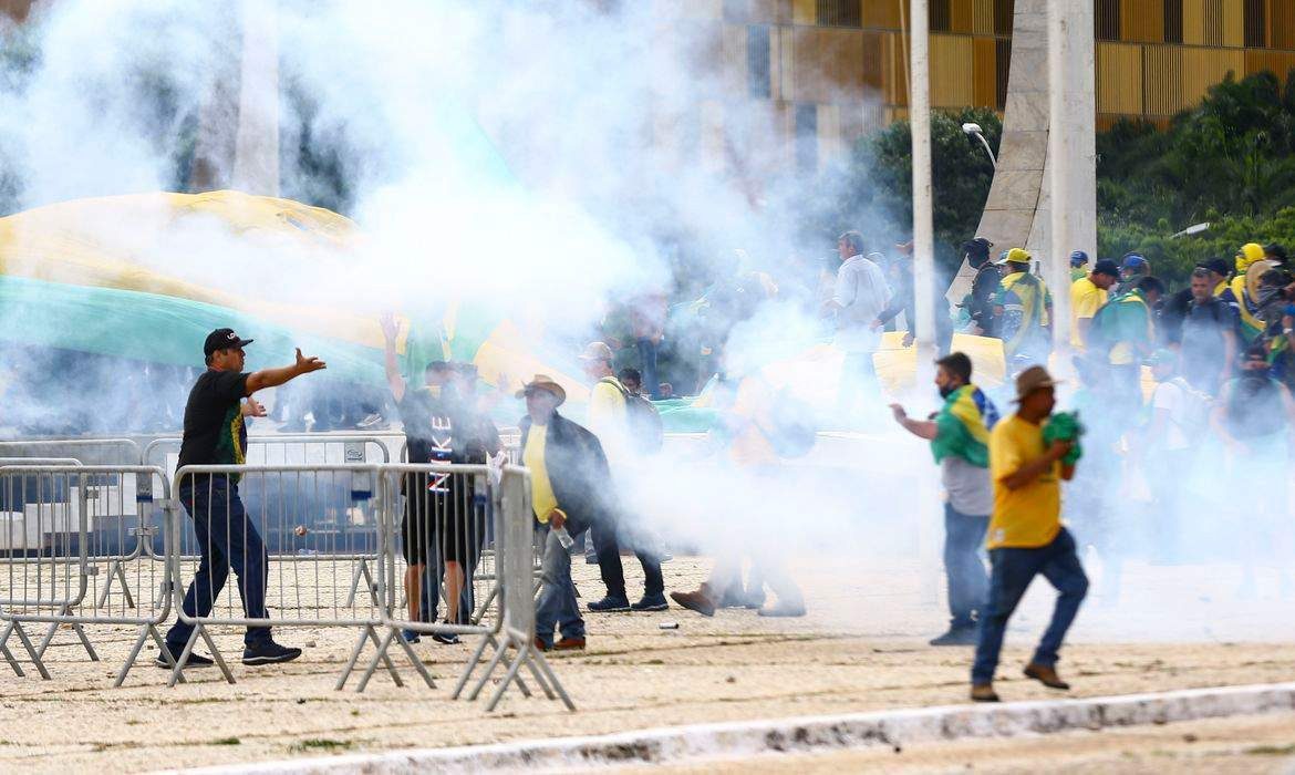 Engenheiro preso por ataques golpistas é solto e usa tornozeleira eletrônica