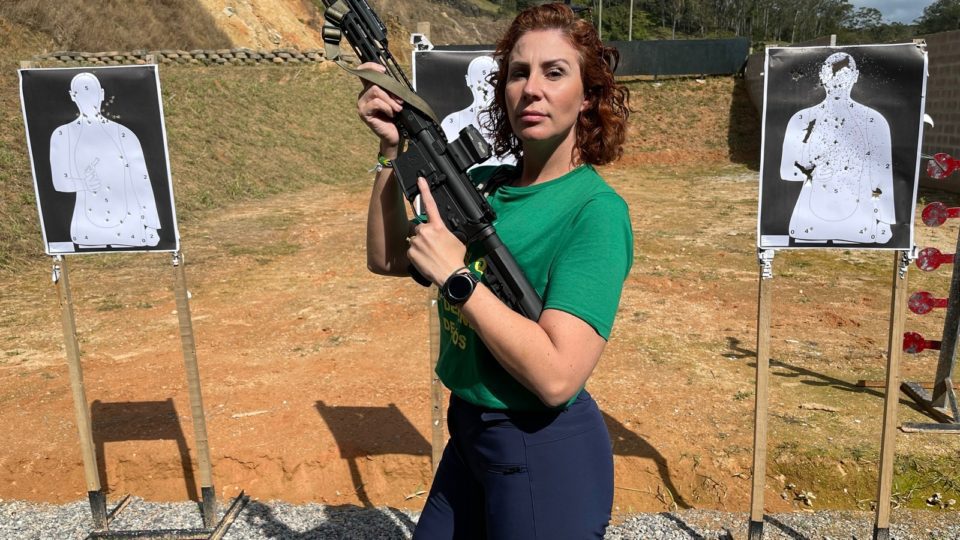 Mais três armas são encontradas em endereços de Carla Zambelli