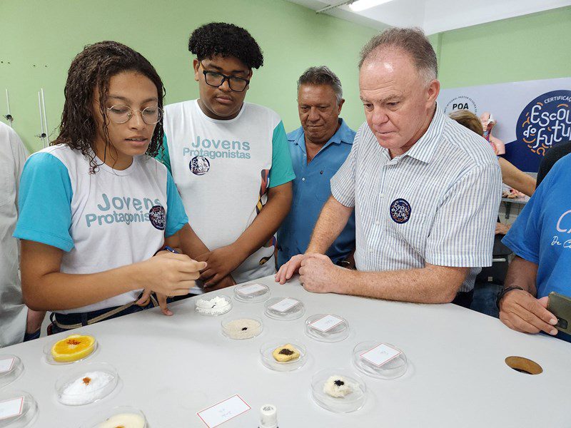 Ano letivo começa com certificação de Escola do Futuro em cinco unidades de ensino