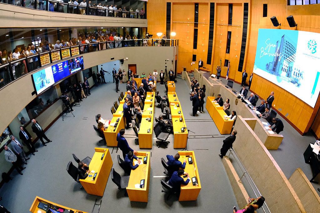 Deputados do ES aprovam auxílio para estudantes no valor de R$ 800