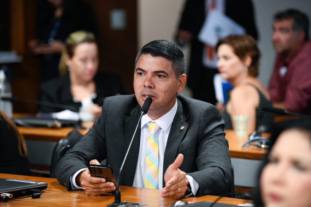 Messias Donato protocola PL para impedir portaria do Ifes que libera banheiros femininos para pessoas trans