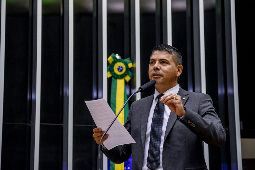 Deputado Messias Donato protocola o Projeto de Lei para endurecer pena para crimes praticados em ambientes escolares
