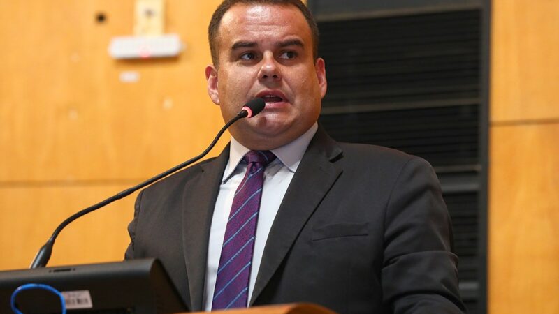 Denninho Silva participa de operação que interditou três postos de combustível