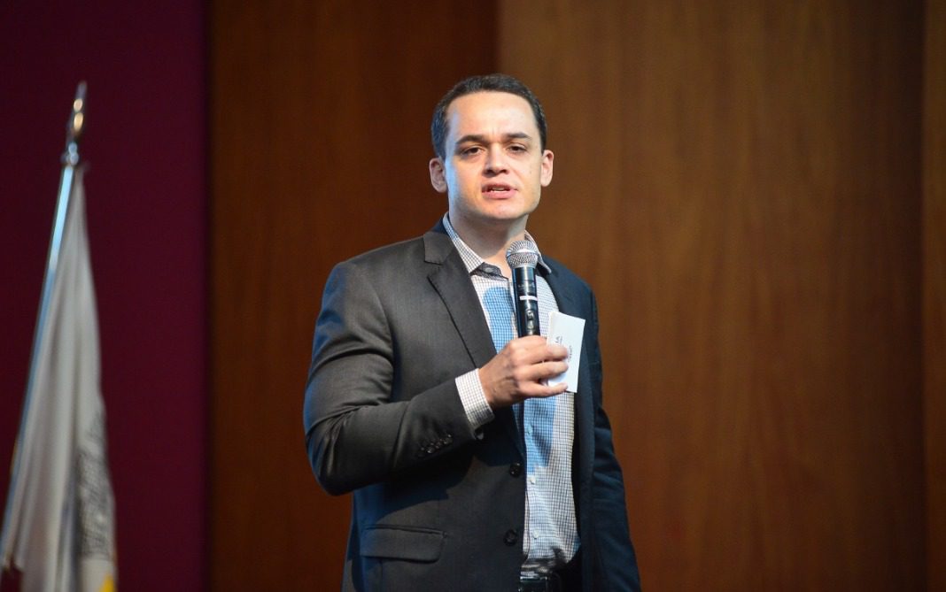 Prefeito de Vitória anuncia reajuste salarial para servidores de Vitória