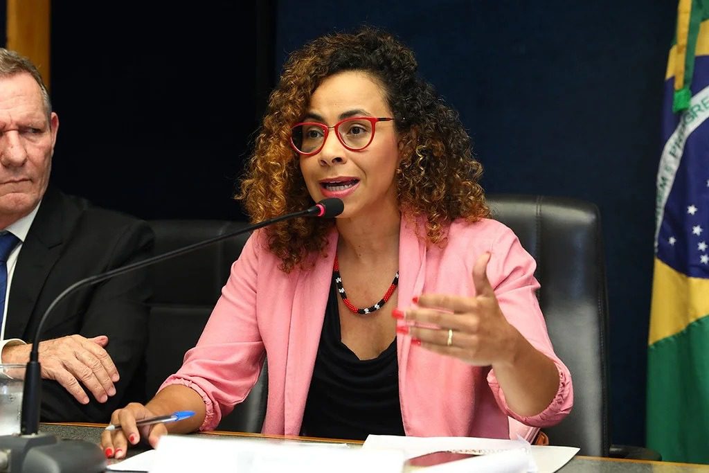 Camila Valadão protocola na Ales projeto de lei de identificação para pessoas com deficiência