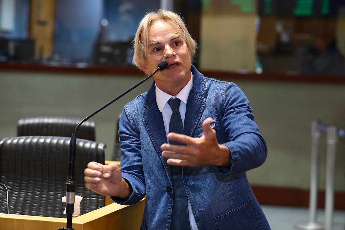 Meneguelli Defende Ensino Remoto para Mães em Período de Amamentação