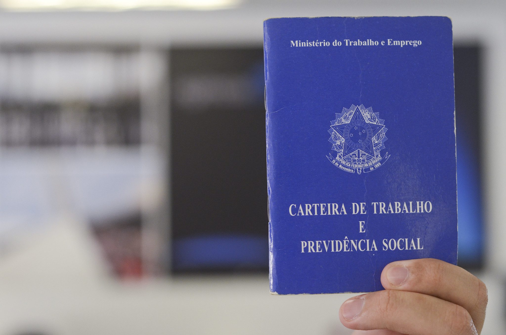 Brasileiros mais estudados sofrem queda na renda e caem na informalidade, diz estudo