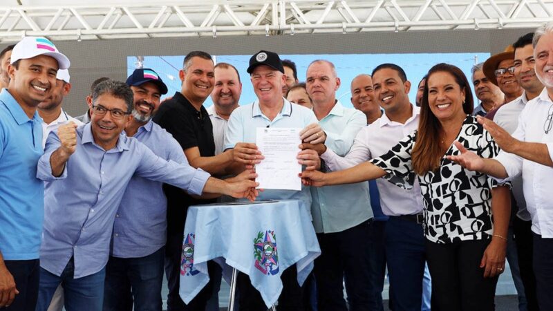 Sooretama recebe doações esportivas do governador e anúncio de reforma em escola