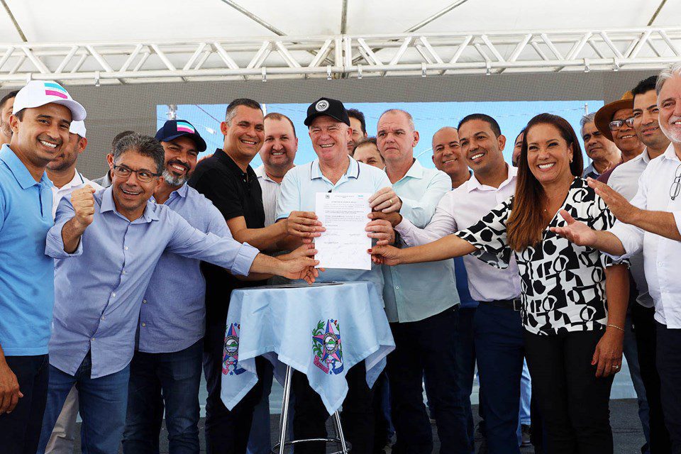 Sooretama recebe doações esportivas do governador e anúncio de reforma em escola
