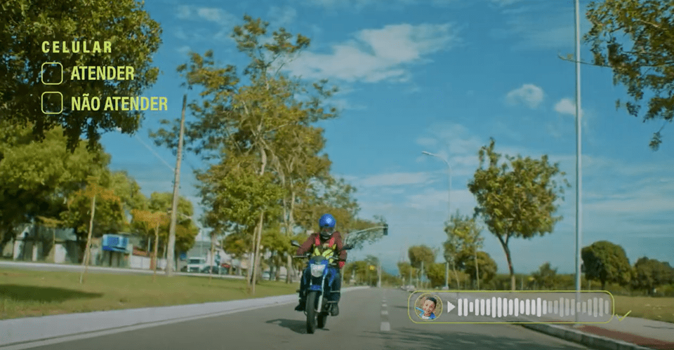 Conscientização em Ação: Detran|ES Adverte sobre Riscos do Uso de Celular por Motociclistas