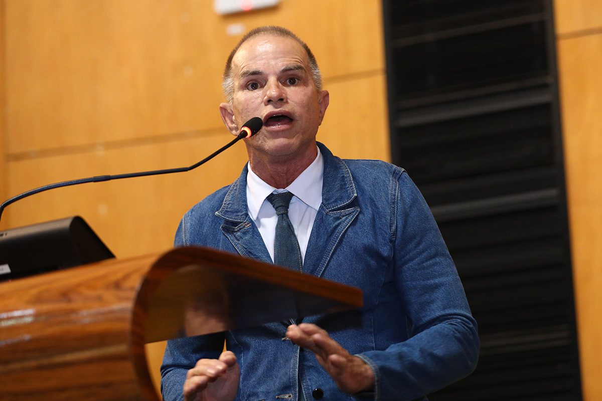 Meneguelli propõe espaço para autor local em bibliotecas