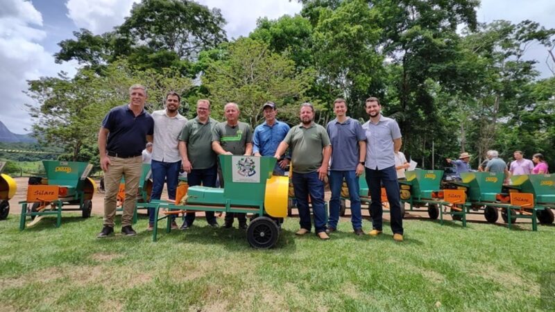 Governo investe na melhoria do leite capixaba com entrega de ensacadoras de forragem