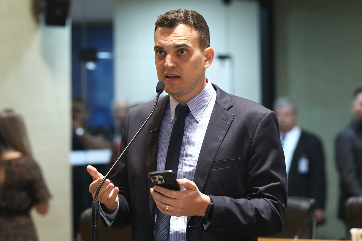 Alcântaro propõe limites para uso de verba pública