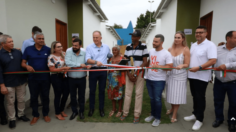 Governador entrega casas populares e anuncia novos investimentos em Viana