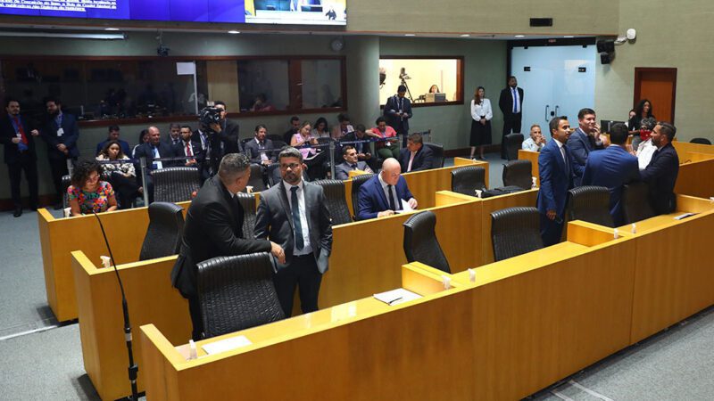 Vetos encabeçam a pauta desta segunda