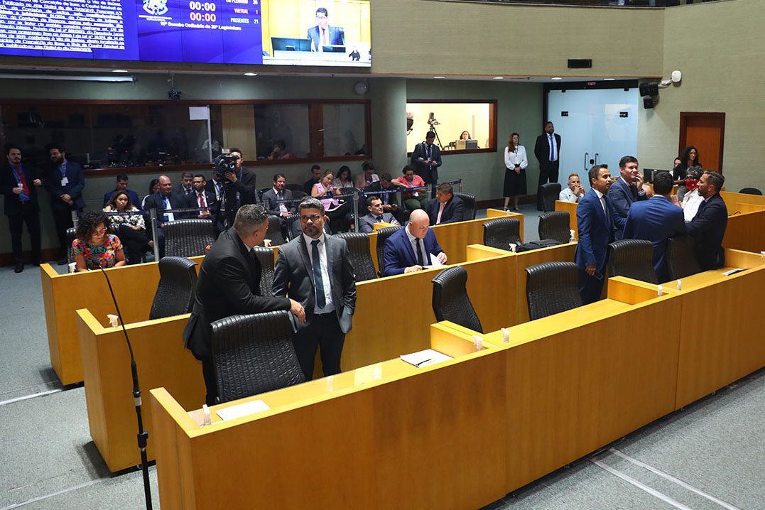 Vetos encabeçam a pauta desta segunda