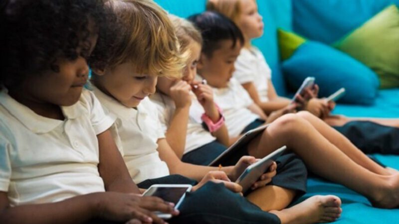 Audiência debate o uso de tela nas salas de aula