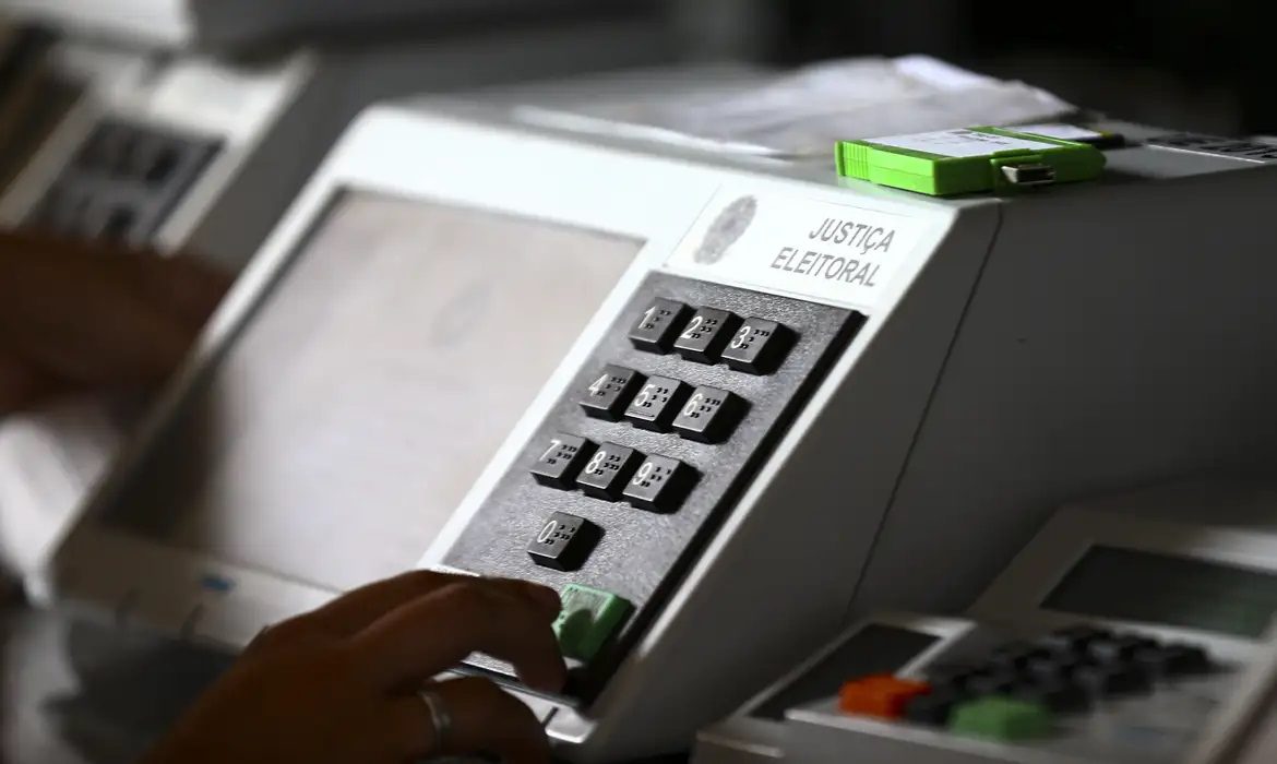 Eleitor de Vitória prefere se informar sobre candidatos pela TV e pelos sites de notícias, diz pesquisa