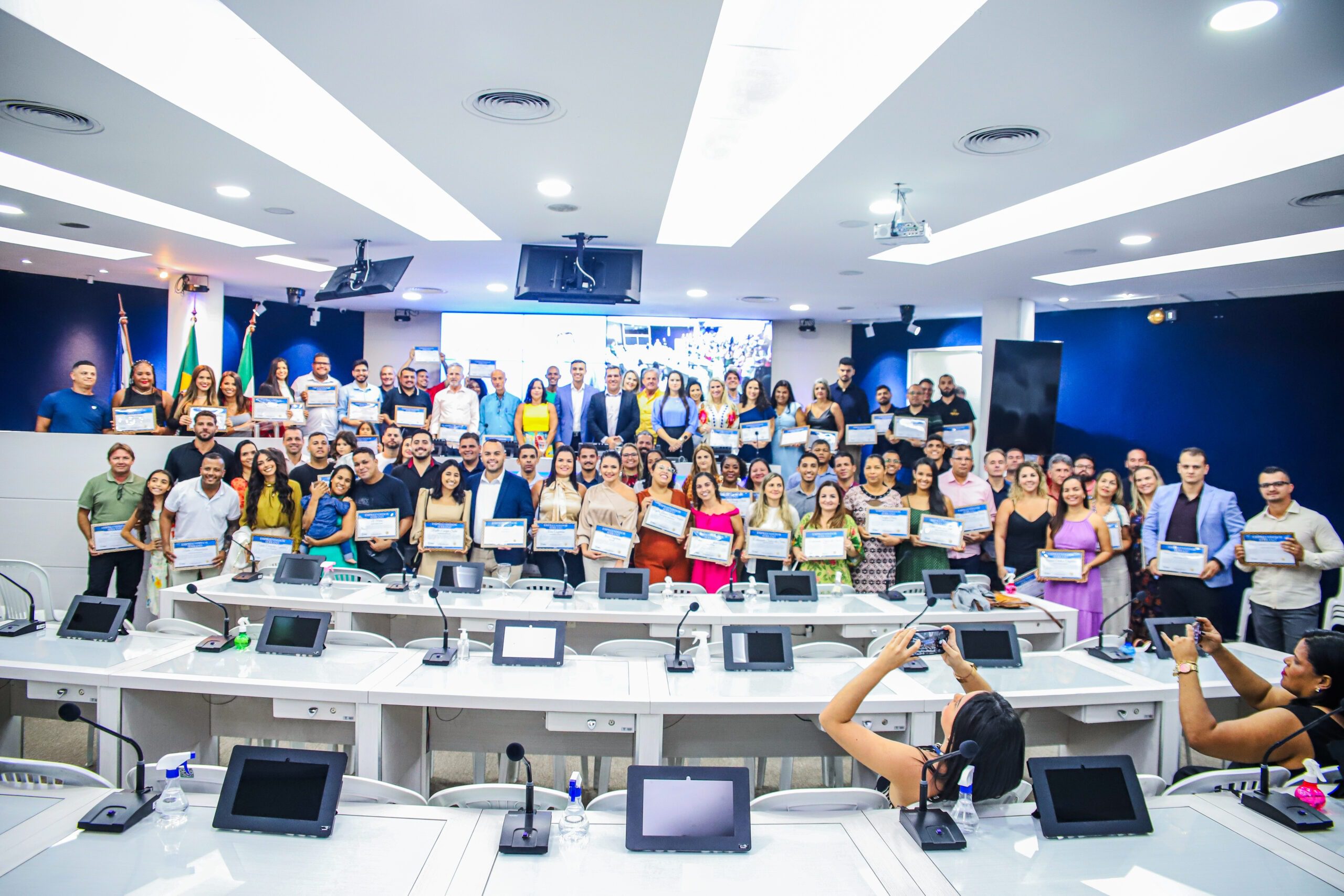 Mais de 250 empreendedores são homenageados pela Câmara Municipal da Serra em sessão solene